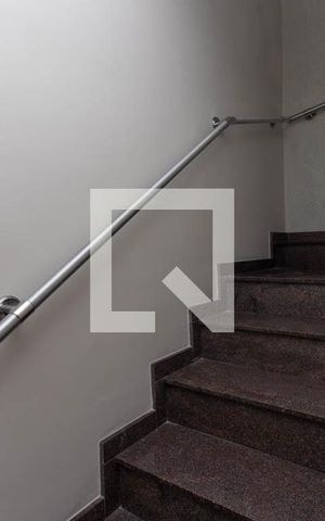Casa à venda com 195m², 4 quartos e 3 vagas Casa à venda com 195m², 4 quartos e 3 vagasEscada