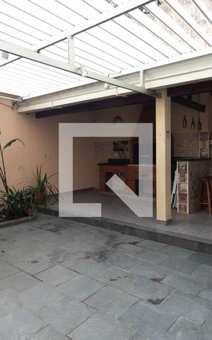Casa à venda com 195m², 4 quartos e 3 vagas Casa à venda com 195m², 4 quartos e 3 vagasQuintal