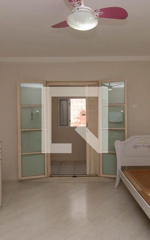 Casa à venda com 195m², 4 quartos e 3 vagas Casa à venda com 195m², 4 quartos e 3 vagasQuarto 1