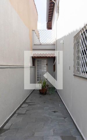 Casa à venda com 195m², 4 quartos e 3 vagas Casa à venda com 195m², 4 quartos e 3 vagasCorredor externo