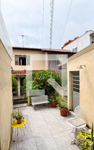 Casa à venda com 490m², 8 quartos e 4 vagas Casa à venda com 490m², 8 quartos e 4 vagasFachada
