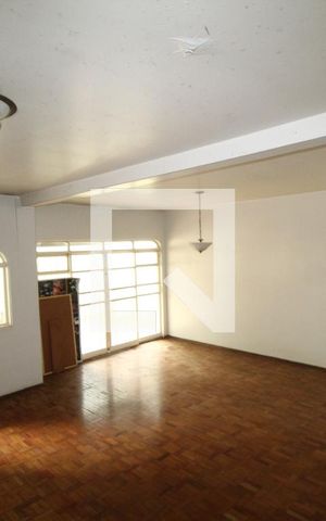 Casa para alugar com 300m², 3 quartos e 4 vagasSala