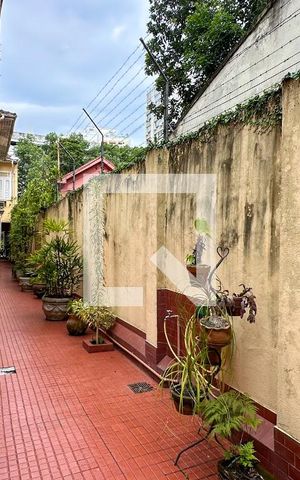 Casa à venda com 296m², 4 quartos e 3 vagas Casa à venda com 296m², 4 quartos e 3 vagasÁrea externa