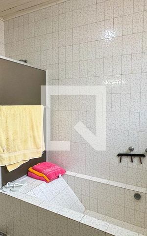 Casa à venda com 296m², 4 quartos e 3 vagas Casa à venda com 296m², 4 quartos e 3 vagasBanheiro Social