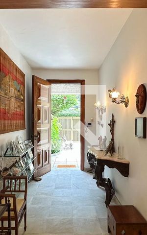 Casa à venda com 296m², 4 quartos e 3 vagas Casa à venda com 296m², 4 quartos e 3 vagasSala