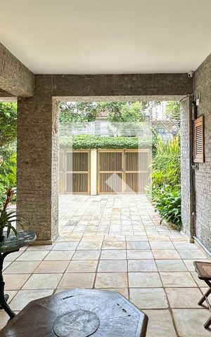 Casa à venda com 296m², 4 quartos e 3 vagas Casa à venda com 296m², 4 quartos e 3 vagasÁrea externa