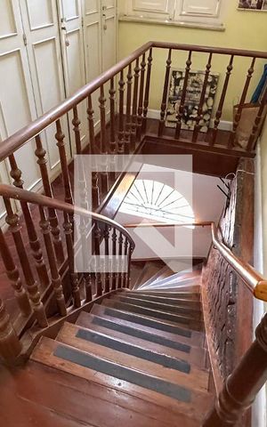 Casa à venda com 296m², 4 quartos e 3 vagas Casa à venda com 296m², 4 quartos e 3 vagasEscada