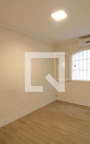 Casa à venda com 250m², 3 quartos e 3 vagasSuíte