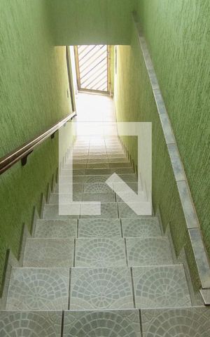 Casa à venda com 250m², 3 quartos e 4 vagas Casa à venda com 250m², 3 quartos e 4 vagasEscada