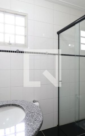 Casa à venda com 250m², 3 quartos e 4 vagasBanheiro da Suíte 1