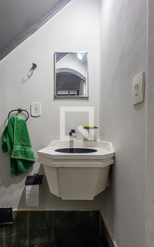 Casa à venda com 200m², 2 quartos e 1 vaga Casa à venda com 200m², 2 quartos e 1 vagaLavabo