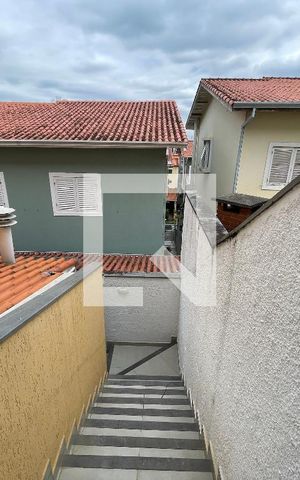 Casa de condomínio para alugar com 300m², 5 quartos e 4 vagas Casa de condomínio para alugar com 300m², 5 quartos e 4 vagasEscada