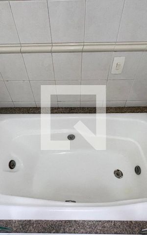 Casa de condomínio para alugar com 300m², 5 quartos e 4 vagas Casa de condomínio para alugar com 300m², 5 quartos e 4 vagasBanheiro da Suíte 3