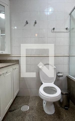 Casa de condomínio para alugar com 300m², 5 quartos e 4 vagas Casa de condomínio para alugar com 300m², 5 quartos e 4 vagasBanheiro da Suíte 3