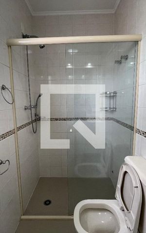 Casa de condomínio para alugar com 300m², 5 quartos e 4 vagas Casa de condomínio para alugar com 300m², 5 quartos e 4 vagasBanheiro da Suíte 1