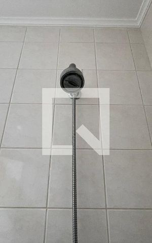 Casa de condomínio para alugar com 300m², 5 quartos e 4 vagas Casa de condomínio para alugar com 300m², 5 quartos e 4 vagasBanheiro da Suíte 1