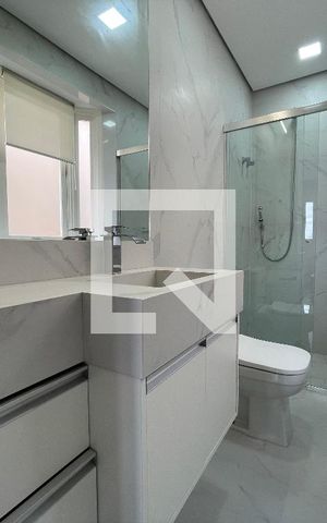 Casa de condomínio para alugar com 300m², 5 quartos e 4 vagas Casa de condomínio para alugar com 300m², 5 quartos e 4 vagasBanheiro 1