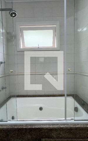 Casa de condomínio para alugar com 300m², 5 quartos e 4 vagas Casa de condomínio para alugar com 300m², 5 quartos e 4 vagasBanheiro da Suíte 3