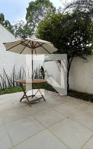 Casa de condomínio para alugar com 300m², 5 quartos e 4 vagas Casa de condomínio para alugar com 300m², 5 quartos e 4 vagasQuintal
