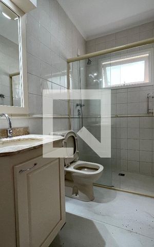 Casa de condomínio para alugar com 300m², 5 quartos e 4 vagas Casa de condomínio para alugar com 300m², 5 quartos e 4 vagasBanheiro Social