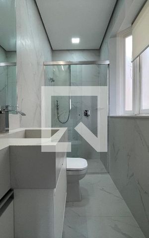 Casa de condomínio para alugar com 300m², 5 quartos e 4 vagas Casa de condomínio para alugar com 300m², 5 quartos e 4 vagasBanheiro da Suíte 1