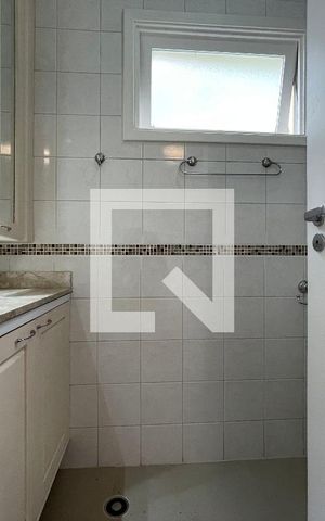 Casa de condomínio para alugar com 300m², 5 quartos e 4 vagas Casa de condomínio para alugar com 300m², 5 quartos e 4 vagasBanheiro da Suíte 1