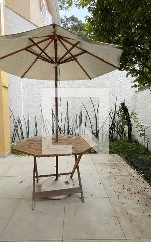 Casa de condomínio para alugar com 300m², 5 quartos e 4 vagas Casa de condomínio para alugar com 300m², 5 quartos e 4 vagasQuintal