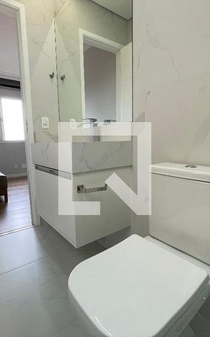 Casa de condomínio para alugar com 300m², 5 quartos e 4 vagas Casa de condomínio para alugar com 300m², 5 quartos e 4 vagasBanheiro da Suíte 1