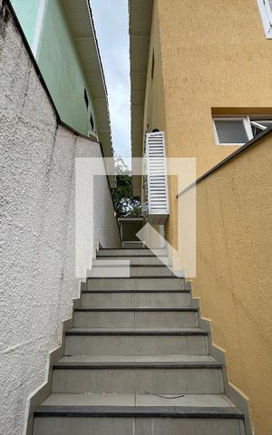 Casa de condomínio para alugar com 300m², 5 quartos e 4 vagas Casa de condomínio para alugar com 300m², 5 quartos e 4 vagasEscada