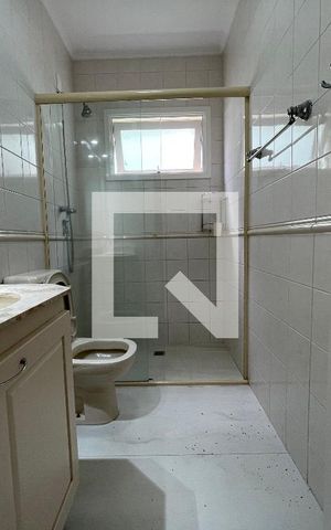 Casa de condomínio para alugar com 300m², 5 quartos e 4 vagas Casa de condomínio para alugar com 300m², 5 quartos e 4 vagasBanheiro Social