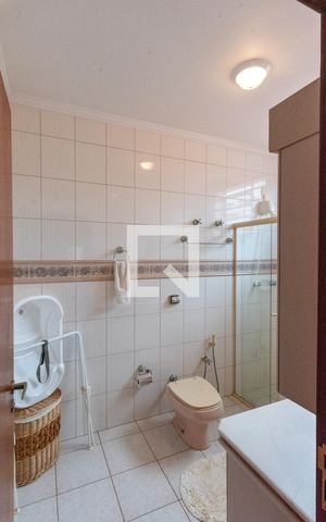 Casa à venda com 352m², 4 quartos e 4 vagasBanheiro da Suíte 2