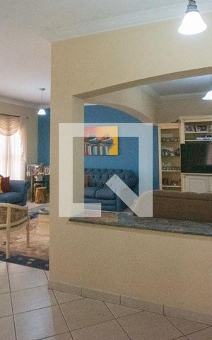 Casa à venda com 352m², 4 quartos e 4 vagasSala