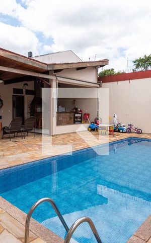 Casa à venda com 352m², 4 quartos e 4 vagasPiscina