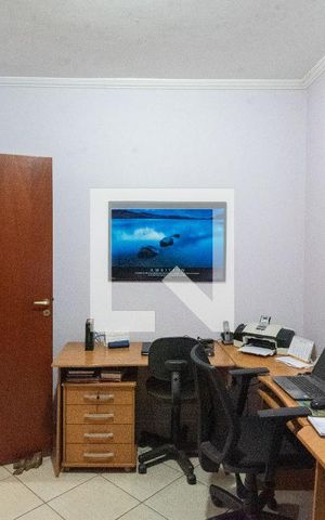 Casa à venda com 352m², 4 quartos e 4 vagasEscritório
