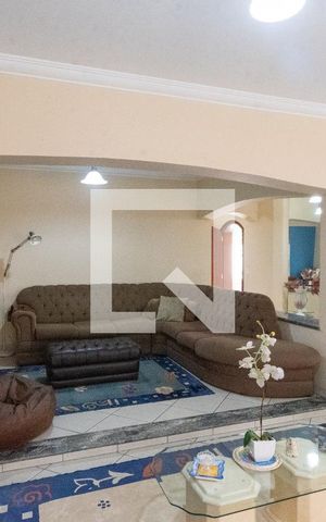 Casa à venda com 352m², 4 quartos e 4 vagasSala