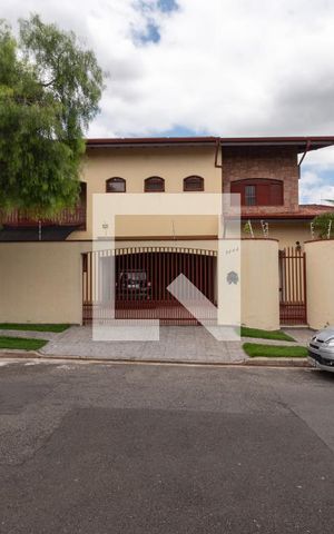 Casa à venda com 352m², 4 quartos e 4 vagasFachada
