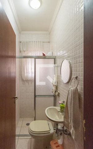 Casa à venda com 352m², 4 quartos e 4 vagasBanheiro de Serviço