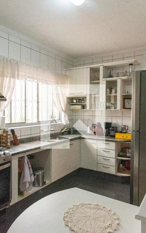 Casa à venda com 352m², 4 quartos e 4 vagasCozinha