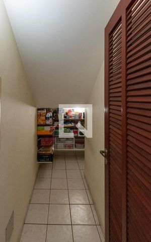 Casa à venda com 352m², 4 quartos e 4 vagasDespensa