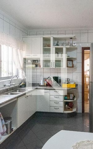 Casa à venda com 352m², 4 quartos e 4 vagasCozinha