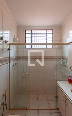 Casa à venda com 352m², 4 quartos e 4 vagasBanheiro da Suíte 2