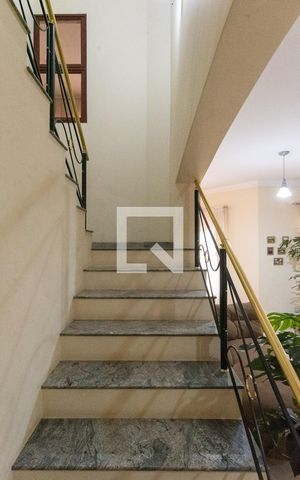 Casa à venda com 352m², 4 quartos e 4 vagasEscada