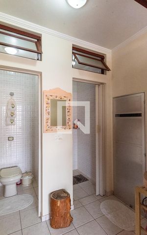 Casa à venda com 352m², 4 quartos e 4 vagasBanheiro de Serviço