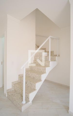Casa de condomínio à venda com 107m², 3 quartos e 2 vagasEscada