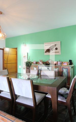 Casa à venda com 224m², 4 quartos e 3 vagasSala