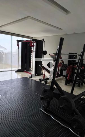 Casa à venda com 560m², 3 quartos e 5 vagas Casa à venda com 560m², 3 quartos e 5 vagasÁrea comum