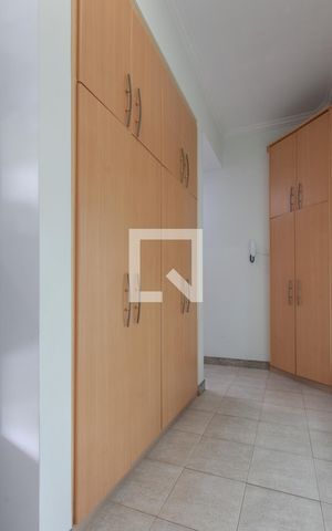 Casa à venda com 450m², 4 quartos e 4 vagas Casa à venda com 450m², 4 quartos e 4 vagasCorredor