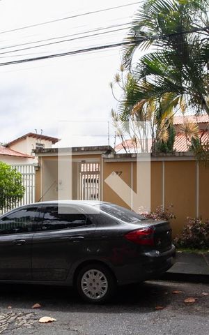Casa à venda com 450m², 4 quartos e 4 vagas Casa à venda com 450m², 4 quartos e 4 vagasFachada