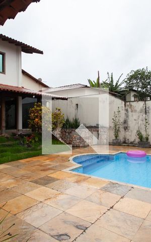 Casa à venda com 450m², 4 quartos e 4 vagas Casa à venda com 450m², 4 quartos e 4 vagasPiscina