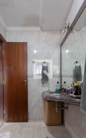 Casa à venda com 450m², 4 quartos e 4 vagas Casa à venda com 450m², 4 quartos e 4 vagasBanheiro Social